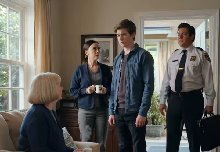 Pensavo che lasciare mio figlio e sua moglie stare “solo due mesi” ci avrebbe avvicinati, finché la mia casa ha iniziato a sembrare sempre più piccola di giorno in giorno. Poi un pomeriggio, mia nuora sibilò al telefono.” Tesoro, ho rubato il biglietto da visita a tua madre. Quella donna egoista l’ha chiusa apposta. È stato rifiutato e sono stato umiliato davanti a tutto il negozio!”. Mio figlio ha lasciato tutto ed è corso a casa. Nel momento in cui spalancò la porta d’ingresso, gridò: “Mamma, spiegami subito!”. Ma quando vide chi stava accanto a me, si bloccò per lo shock…