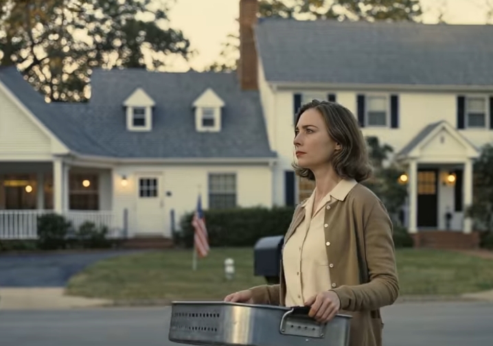 Davanti agli ospiti, mia figlia ha detto: “Mangerai dopo tutti gli altri”, come se fossi solo il personale in casa mia. Ho sollevato l’arrosto su cui avevo lavorato tutto il giorno e ho camminato per tre isolati nel freddo. Non ho pianto. Sono rimasto in silenzio in un modo che non aveva mai sentito prima. Quella notte, ho fatto l’unica cosa che mi ero sempre detto che avrei fatto “un giorno”.