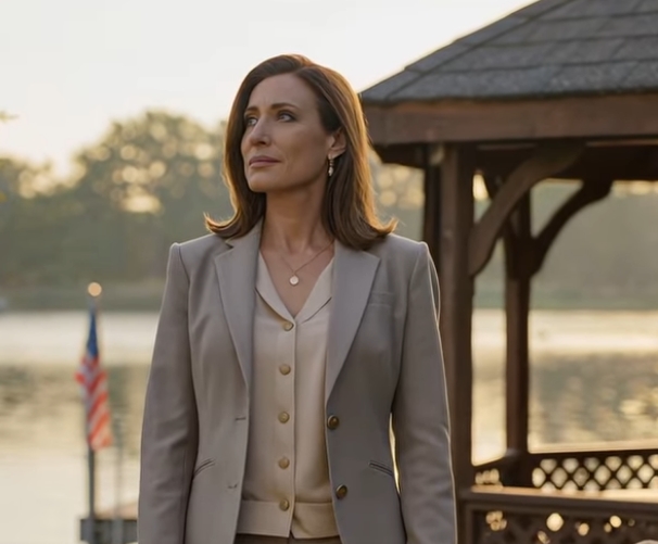 Corsi in aeroporto, preparandomi per un lungo viaggio di lavoro, e vidi una bellissima giovane madre che teneva il suo bambino, tremando sul marciapiede. D’impulso, le consegnai le chiavi della mia casa sul lago. “Sarò via per tre mesi. Resta lì.” Non avrei mai immaginato che il viaggio si sarebbe prolungato fino a sei. Quando sono tornato, la luce del portico era ancora accesa. Feci un passo dentro e le mani mi si intorpidirono.