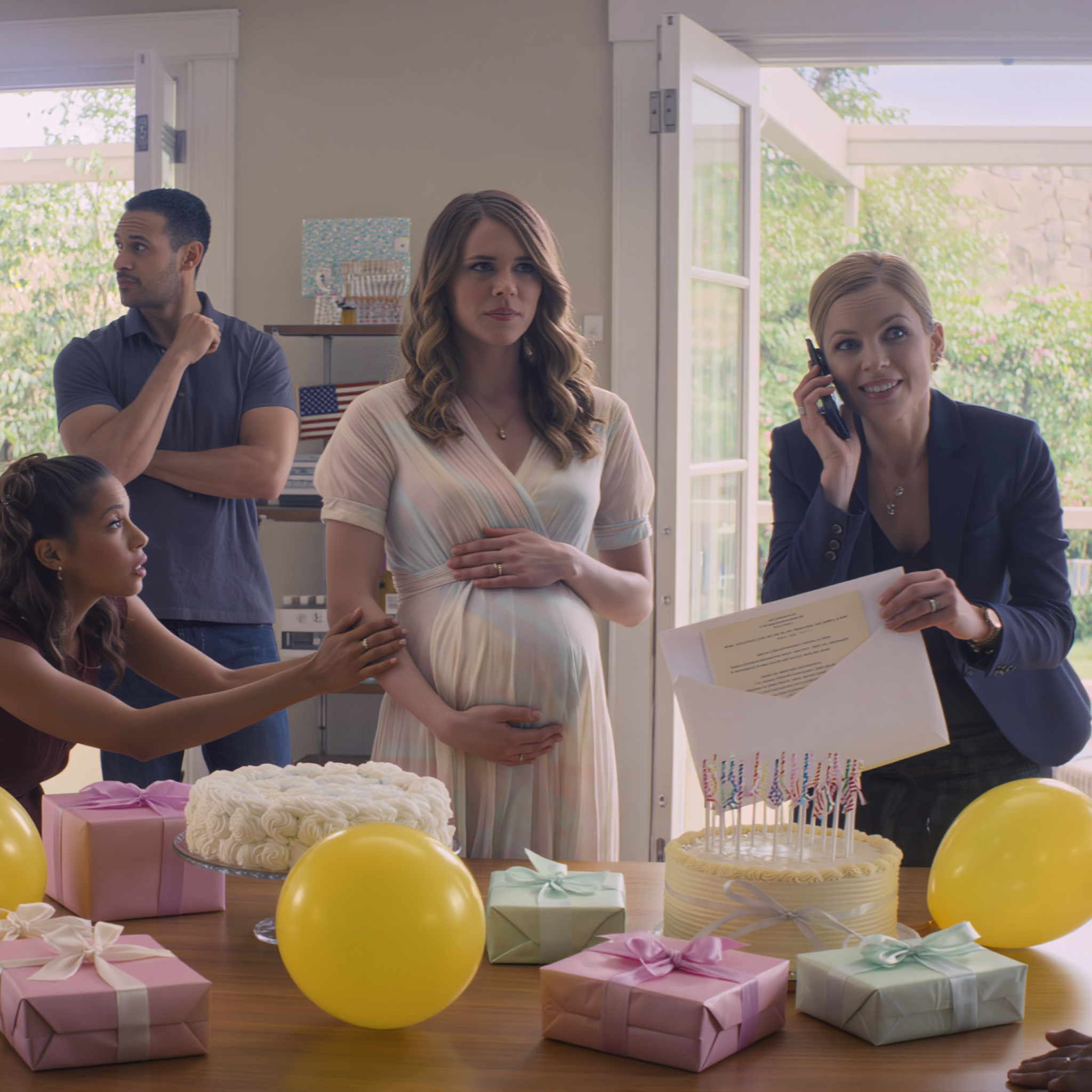 Il suo baby shower prevedeva palloncini gialli, regali color pastello e la luce del sole che filtrava dalla finestra a bovindo, finché mia suocera non ha posato una busta di carta manila accanto alla torta e ha sorriso come se stesse aspettando. Malik non mi ha guardato negli occhi. Le pagine all’interno non erano una benedizione; erano documenti di divorzio preparati prima ancora che mia figlia nascesse. Non ho urlato. Non ho pianto. Ho fatto una telefonata… e la sala ha finalmente capito chi avevano cercato di distruggere.