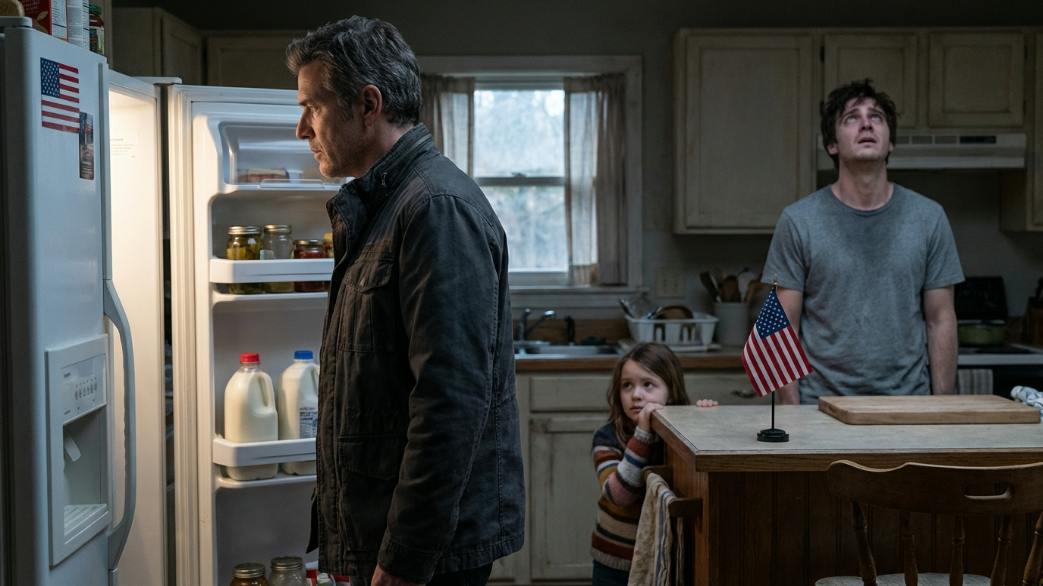 Fine settimana. Mio padre è venuto a prendere mio figlio per portarlo fuori, ha aperto il frigorifero nel mio piccolo appartamento ed è rimasto bloccato: vuoto in un modo che mi è sembrato inquietante. Si è girato verso di me, con voce fredda come una lama: “Guadagni tremila dollari al mese, quindi perché questo ragazzo ha fame?”. Non avevo nemmeno iniziato a spiegare che mio marito è uscito a mento alto: “Ho dato tutto il suo stipendio a mia madre”. Papà si è semplicemente tolto la giacca in silenzio… e in quell’istante, la cucina angusta – stantia per il caffè freddo – mi è sembrata come se l’aria fosse stata risucchiata via.